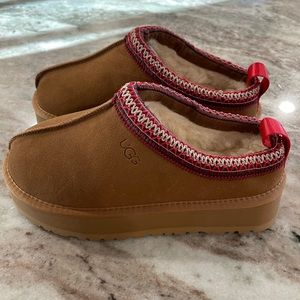 Brand new Ugg Womens Tazz suede platform slippers! Size 8